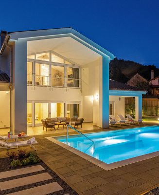 Dobrodošli u Vilu Natura 5! Naša luksuzno opremljena jedinica s 5 zvjezdica zahvaljujući svojoj poziciji i umirujućoj lokaciji pruža privatnost i miran odmor.